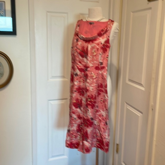 Ann Taylor - Picture 1 of 5